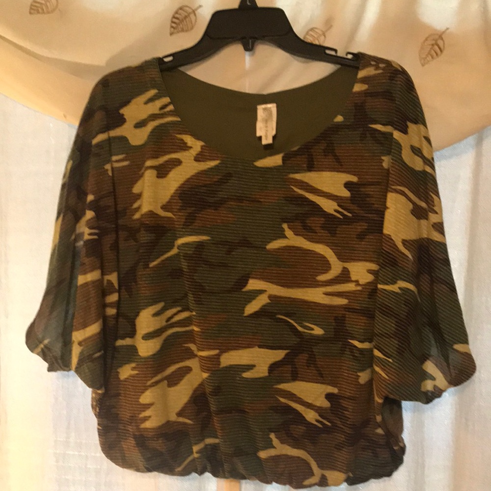 Juniors short sleeve camo top